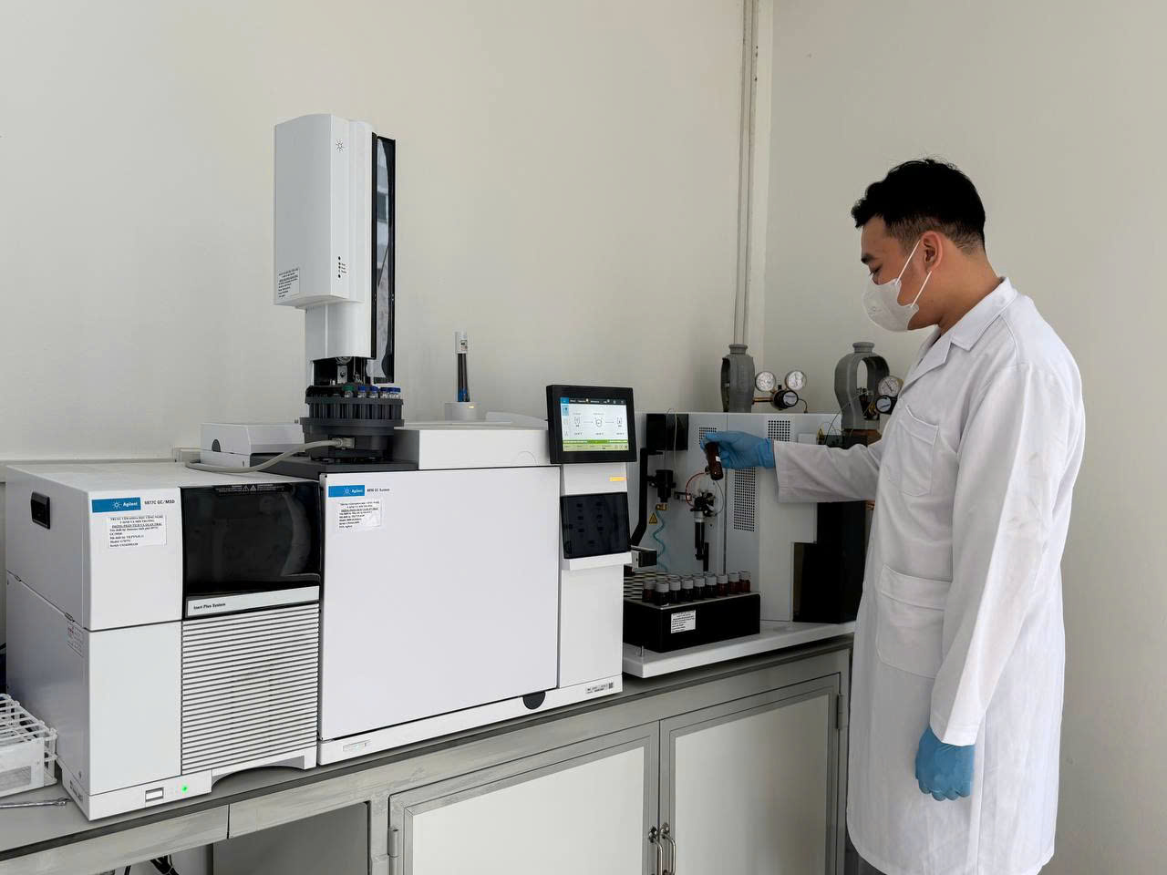 Nhân viên vận hành thiết bị phân tích tại CBEST